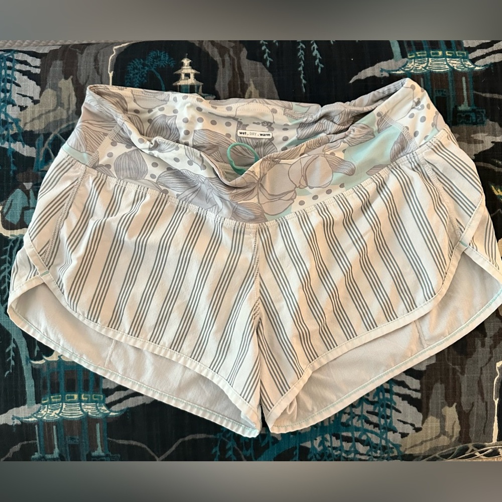 LULULEMON🍋ladies run speed shorts. Size 4